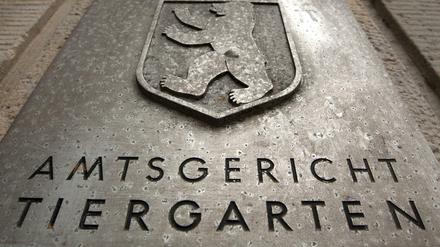 Das Schild des Amtsgerichts Tiergarten mit dem Berliner Stadtwappen. Hier beginnt der Prozess gegen einen 34-Jährigen, der seine kleine Tochter so geschüttelt haben soll, dass sie Gehirnblutungen erlitt.
