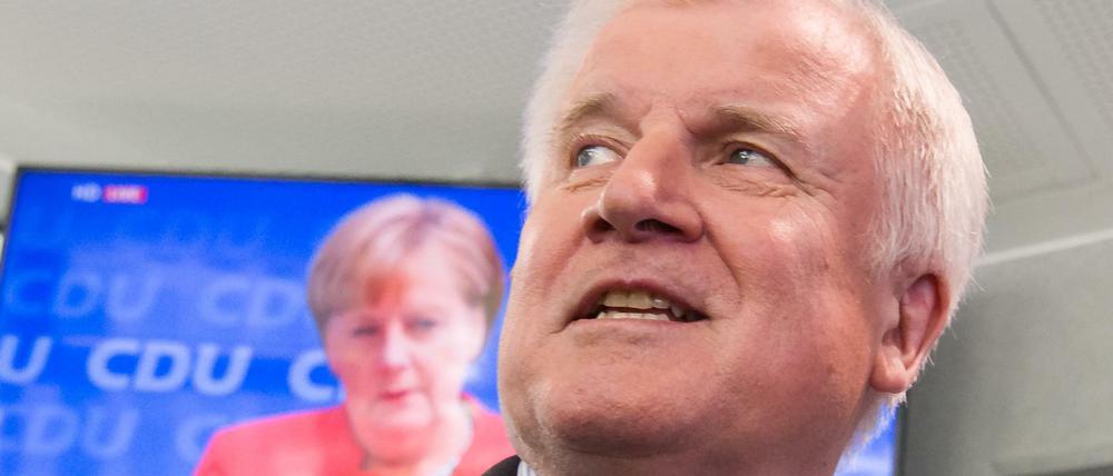 Horst Seehofer, CSU-Vorsitzender und Bundesminister für Inneres, Heimat und Bau. Auf dem Bildschirm: Angela Merkel.