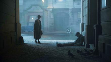 Berlin, ganz unten. Charlotte Richter (Liv Lisa Fries) findet Kommissar Gereon Rath (Volker Bruch).