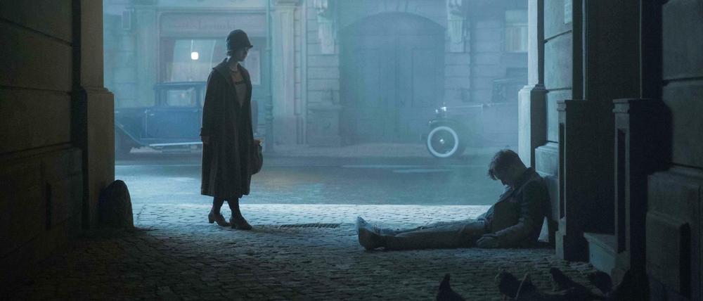 Berlin, ganz unten. Charlotte Richter (Liv Lisa Fries) findet Kommissar Gereon Rath (Volker Bruch).