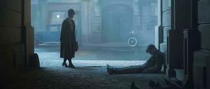 Berlin, ganz unten. Charlotte Richter (Liv Lisa Fries) findet Kommissar Gereon Rath (Volker Bruch).