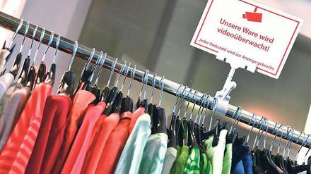 Von der Stange weg. Mit Videoüberwachung versuchen die Händler Täter abzuschrecken. 