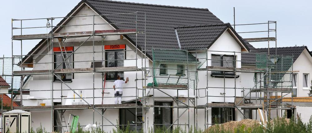 Ein eigenes Heim. Das Baukindergeld soll dabei helfen. Doch jetzt wird der staatliche Zuschuss eingeschränkt.