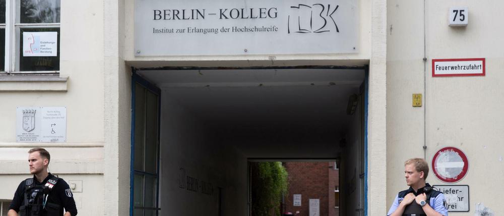 Polizeieinsatz wegen einer Bedrohungslage in einer Schule in der Turmstrasse in Berlin-Moabit.