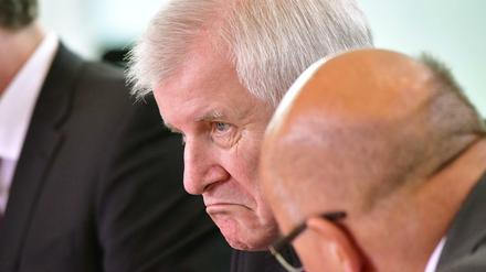 Horst Seehofer wartet auf den Beginn der Kabinettssitzung. 