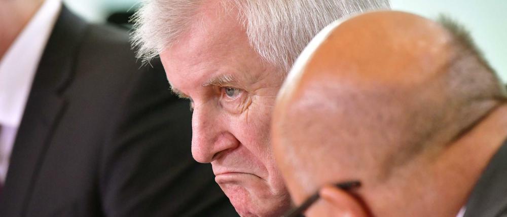 Horst Seehofer wartet auf den Beginn der Kabinettssitzung. 