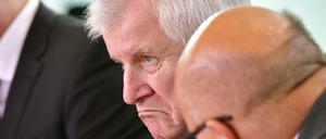 Horst Seehofer wartet auf den Beginn der Kabinettssitzung. 