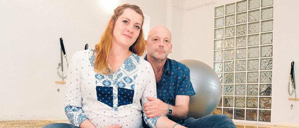 Sophie K. und Matthias R. aus Köpenick erwarten ihr erstes gemeinsames Kind und müssen ohne Hebamme auskommen. 
