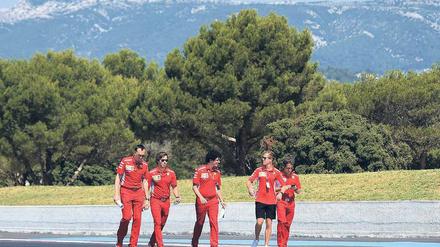 Rundgang. Der WM-Führende Sebastian Vettel und seine Ferrari-Techniker inspizieren den Kurs in Le Castellet. 