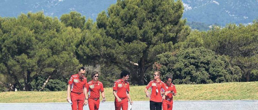 Rundgang. Der WM-Führende Sebastian Vettel und seine Ferrari-Techniker inspizieren den Kurs in Le Castellet. 