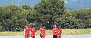 Rundgang. Der WM-Führende Sebastian Vettel und seine Ferrari-Techniker inspizieren den Kurs in Le Castellet. 