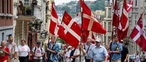 Fahnenträger führen den Umzug durch die Innenstadt beim Deutsch-Dänisches Jahrestreffen an. Das Jahrestreffen wurde zum ersten Mal 1921 gefeiert, ein Jahr nach der Volksabstimmung und Grenzziehung von 1920. 