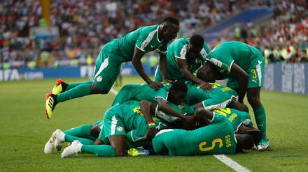 Baye Niang (verdeckt) aus Senegal und seine Teamkollegen bejubeln das Tor zum 2:0.