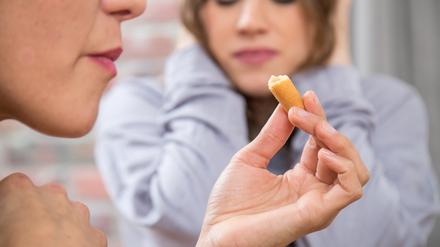 Für die meisten Menschen sind es normale Essgeräusche, doch manche reizt das vermeintlich ohrenbetäubende Knurpsen, Kauen und Schlucken bis aufs Blut. Niemand weiß bisher, warum „Misophoniker“ so reagieren und was ihnen helfen könnte.
