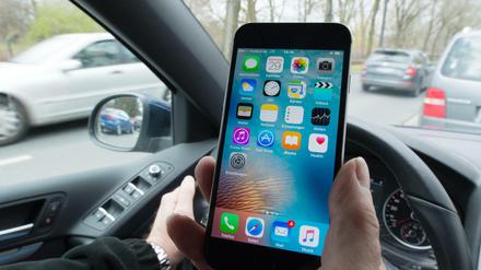 Wer das Smartphone am Steuer benutzt, ist vorübergehend im Blindflug unterwegs.