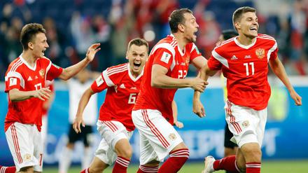 Wie losgelöst: Alexander Golowin (l-r), Denis Tscheryschew, Artjom Dsjuba und Roman Sobnin bejubeln das 1:0. 