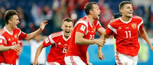 Wie losgelöst: Alexander Golowin (l-r), Denis Tscheryschew, Artjom Dsjuba und Roman Sobnin bejubeln das 1:0. 