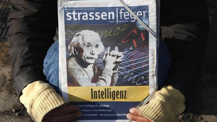300 Berliner Obdachlose verkaufen die 12.000 Exemplare des "Straßenfegers".