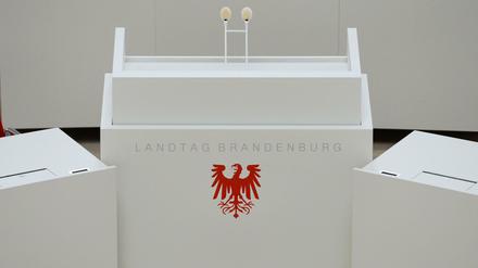 Das Rednerpult des Landtages in Potsdam. Hier wird im Zweifel auch während eines "wichtigen" WM-Spiels debattiert.