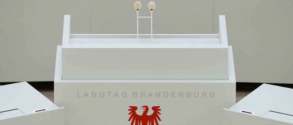 Das Rednerpult des Landtages in Potsdam. Hier wird im Zweifel auch während eines "wichtigen" WM-Spiels debattiert.