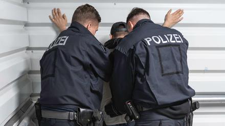 Bundespolizisten kontrollierten zwischen Alexanderplatz und Lichtenberg mehr als 400 Männer penibel.