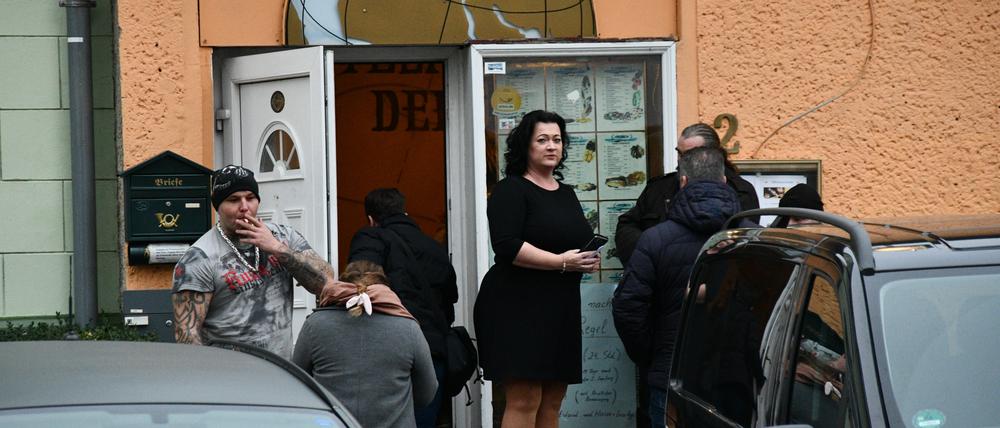 Birgit Bessin, die Vorsitzende der AfD Brandenburg werden will, und andere Mandatsträger der Partei waren am Sonnabend in Hönow. Zu Gast war auch der Rechtsrock-Musiker Sacha Korn mit seiner Band.