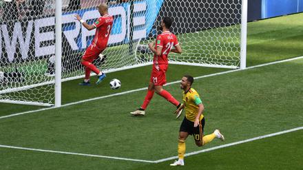 Zungenstrecker. Belgiens Eden Hazard (r.) erzielt das Tor zum 4:1. Die Tunesier Yohan Benalouane (l.) und Hamdi Nagguez kommen zu spät.