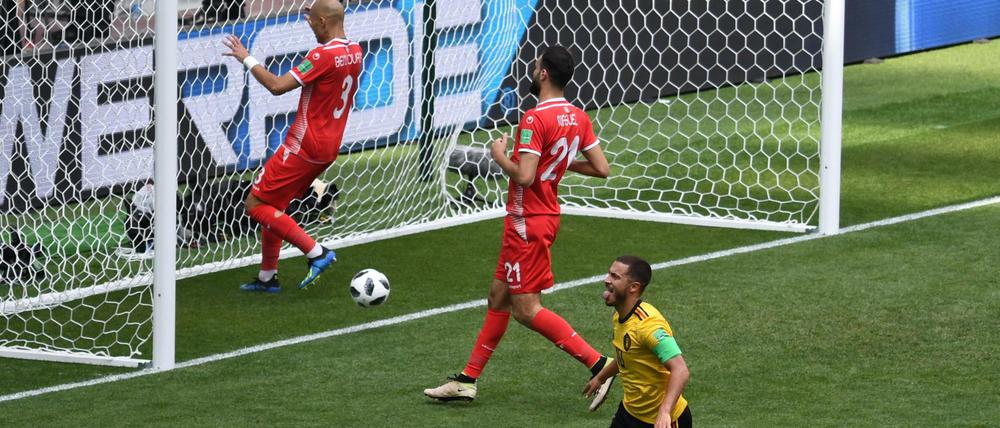 Zungenstrecker. Belgiens Eden Hazard (r.) erzielt das Tor zum 4:1. Die Tunesier Yohan Benalouane (l.) und Hamdi Nagguez kommen zu spät.