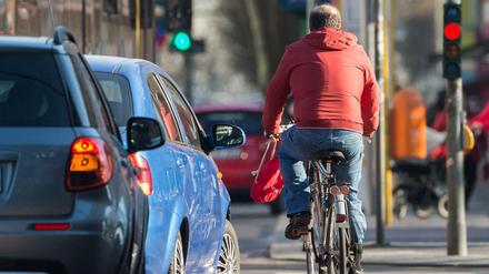 Ein Fahrradfahrer in Berlin