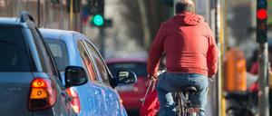 Ein Fahrradfahrer in Berlin