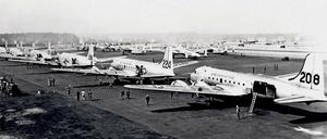 Versorgungsmaschinen in der Warteschleife. Auch auf dem Flugplatz Gatow herrschte Hochbetrieb.