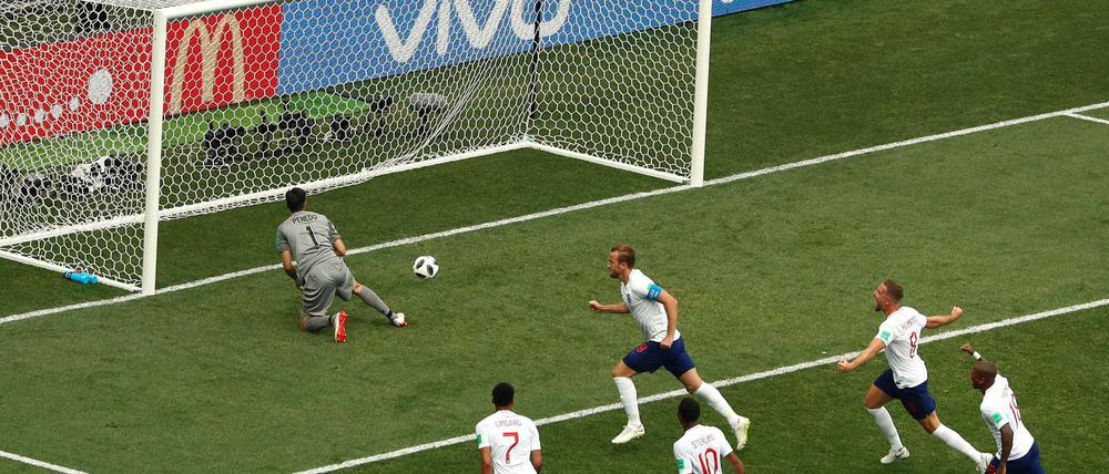 All in. Panamas Torhüter Jaime Penedo kann den Treffer zum 2:0 durch Englands Harry Kane (Mitte oben) nicht verhindern.