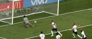 All in. Panamas Torhüter Jaime Penedo kann den Treffer zum 2:0 durch Englands Harry Kane (Mitte oben) nicht verhindern.