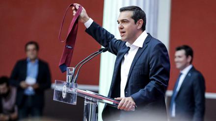 Alexis Tsipras, Ministerpräsident von Griechenland, zeigt bei einer Rede während der Sitzung der Parlamentsfraktion seiner linken Partei Syriza eine Krawatte. Tsipras hatte auf dem Höhepunkt der griechischen Finanzkrise versprochen, eine Krawatte umzubinden, sobald sein Land aus der Krise herauskommt.