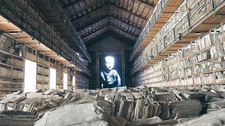 Staub der Jahrhunderte. Auf der Manifesta 12 ist auch diese Videoinstallation des Künstlerkollektivs Masbedo im alten Staatsarchiv von Palermo zu sehen.