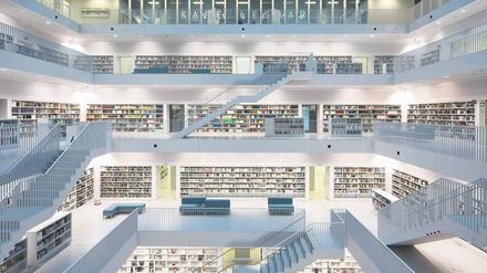 Schön übersichtlich. Die Galerien um den Lichthof der Stadtbibliothek Stuttgart, 2011 eröffnet und seither von einer Million Nutzern im Jahr besucht. 