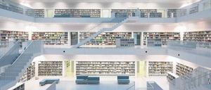 Schön übersichtlich. Die Galerien um den Lichthof der Stadtbibliothek Stuttgart, 2011 eröffnet und seither von einer Million Nutzern im Jahr besucht. 
