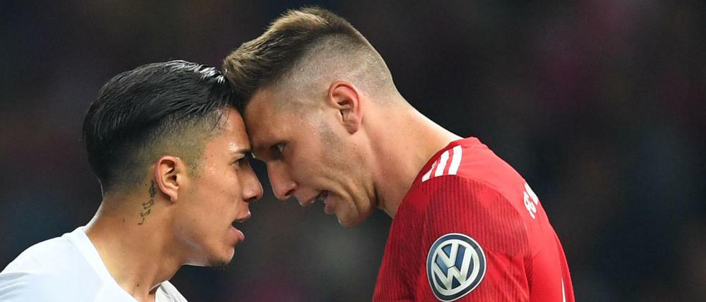 Mexiko gegen Deutschland beim DFB-Pokalfinale: Carlos Salcedo von Eintracht Frankfurt Kopf an Kopf mit Bayerns Niklas Süle.