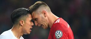 Mexiko gegen Deutschland beim DFB-Pokalfinale: Carlos Salcedo von Eintracht Frankfurt Kopf an Kopf mit Bayerns Niklas Süle.