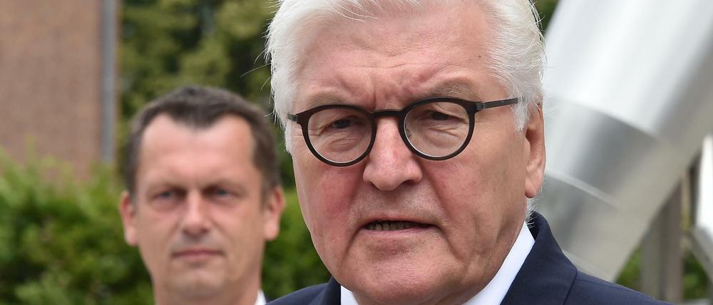 Bundespräsident Steinmeier gibt am Stadthaus ein Statement ab, links Holger Kelch (CDU), Oberbürgermeister.