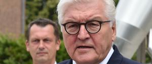 Bundespräsident Steinmeier gibt am Stadthaus ein Statement ab, links Holger Kelch (CDU), Oberbürgermeister.