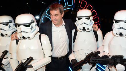 Markus Söder (Mitte), damals noch Finanz- und Heimatminister, in einer Münchner "Star Wars"-Ausstellung 2016. 
