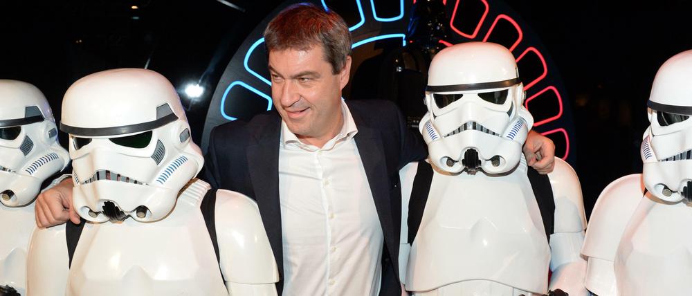 Markus Söder (Mitte), damals noch Finanz- und Heimatminister, in einer Münchner "Star Wars"-Ausstellung 2016. 