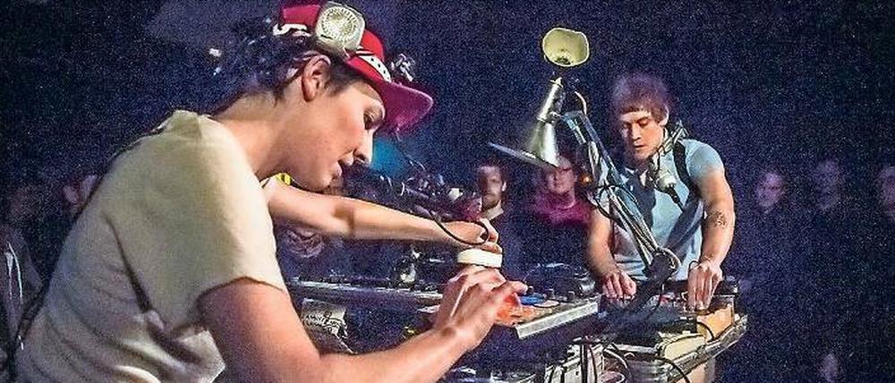 Charlotte Simon und Toben Piel und ihr Maschinenpark. 