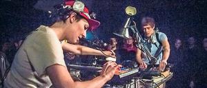 Charlotte Simon und Toben Piel und ihr Maschinenpark. 