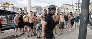 Ein Polizist und russische Fußballfans in Marseille 2016. 