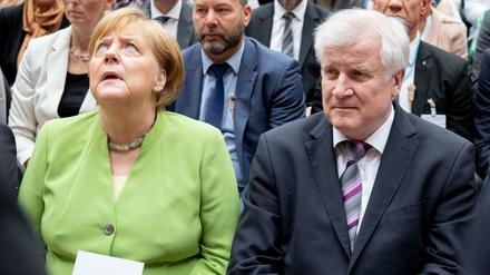 Herr hilf. Kanzlerin Merkel und Innenminister Seehofer