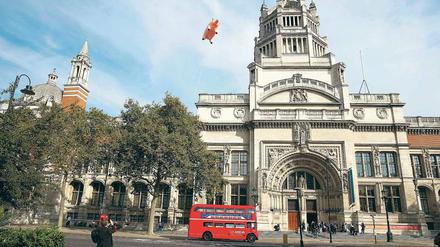 Obenauf. Das Londoner Victoria and Albert Museum warb Ende August 2016 mit einem Luftballon-Schwein über seinem Haupteingang für die anstehende Ausstellung zu Pink Floyd, der letzten, die Martin Roth dort noch auf den Weg gebracht hat. 