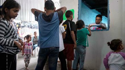 Asylum seeker children from Mexico and Central America line up for their breakfast at Juventud 2000 migrant shelter in Tijuana on June 20, 2018.US President Donald Trump said Wednesday he would sign an executive order to keep migrant families together at the border with Mexico, amid an escalating uproar over the separation of children from their parents. / AFP PHOTO / GUILLERMO ARIAS