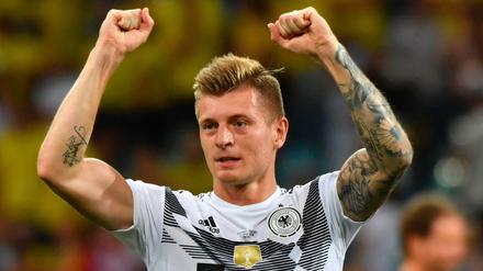 Toni Kroos feiert sein Tor zum deutschen 2:1 gegen Schweden.